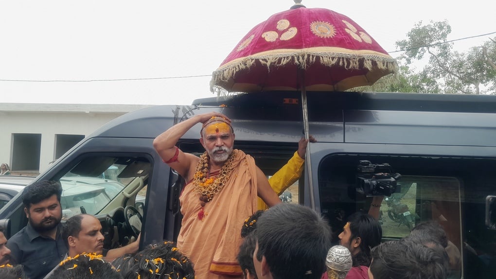 कासिमपुर बिजलीघर पर धरना देते ग्रामीण।  संवाद