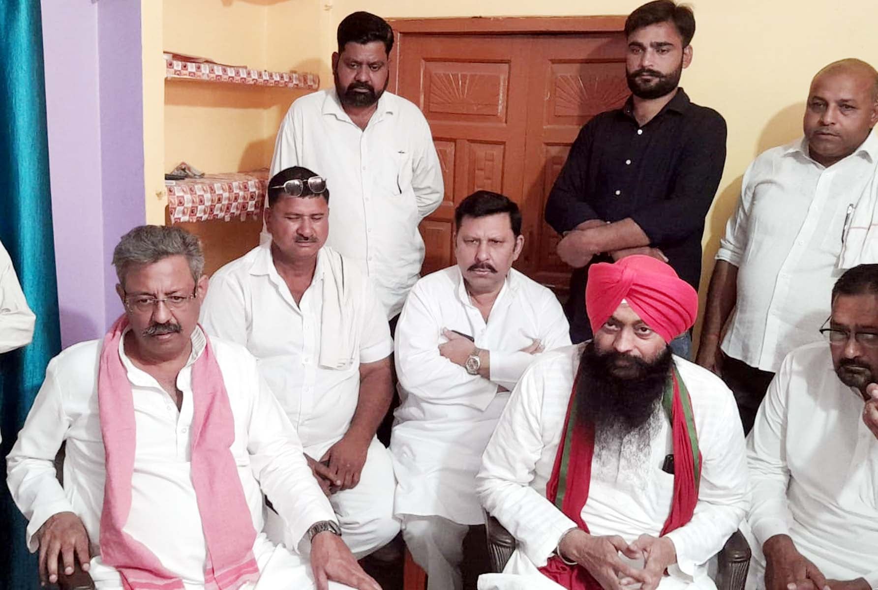लखनऊ में वित्तमंत्री को पुलिस की कार्रवाई के बारे में जानकारी देते प्रवीण मिश्रा। स्रोत : प्रवी लखनऊ में वित्तमंत्री को पुलिस की कार्रवाई के बारे में जानकारी देते प्रवीण मिश्रा। स्रोत : प्रवी