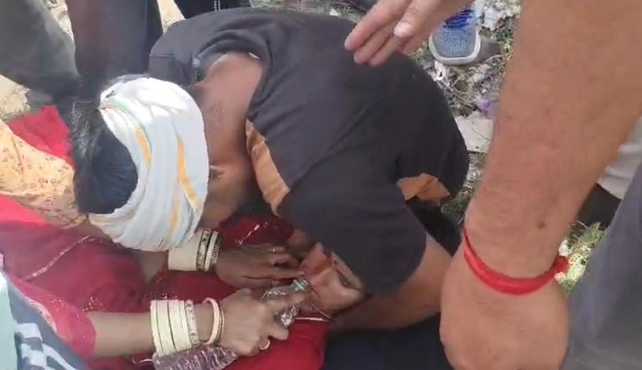 लालपुर गांव में सीमा ज्ञान को लेकर हुआ जोरदार हंगामा महिला हुई बेहोश लालपुर गांव में सीमा ज्ञान को लेकर हुआ जोरदार हंगामा महिला हुई बेहोश