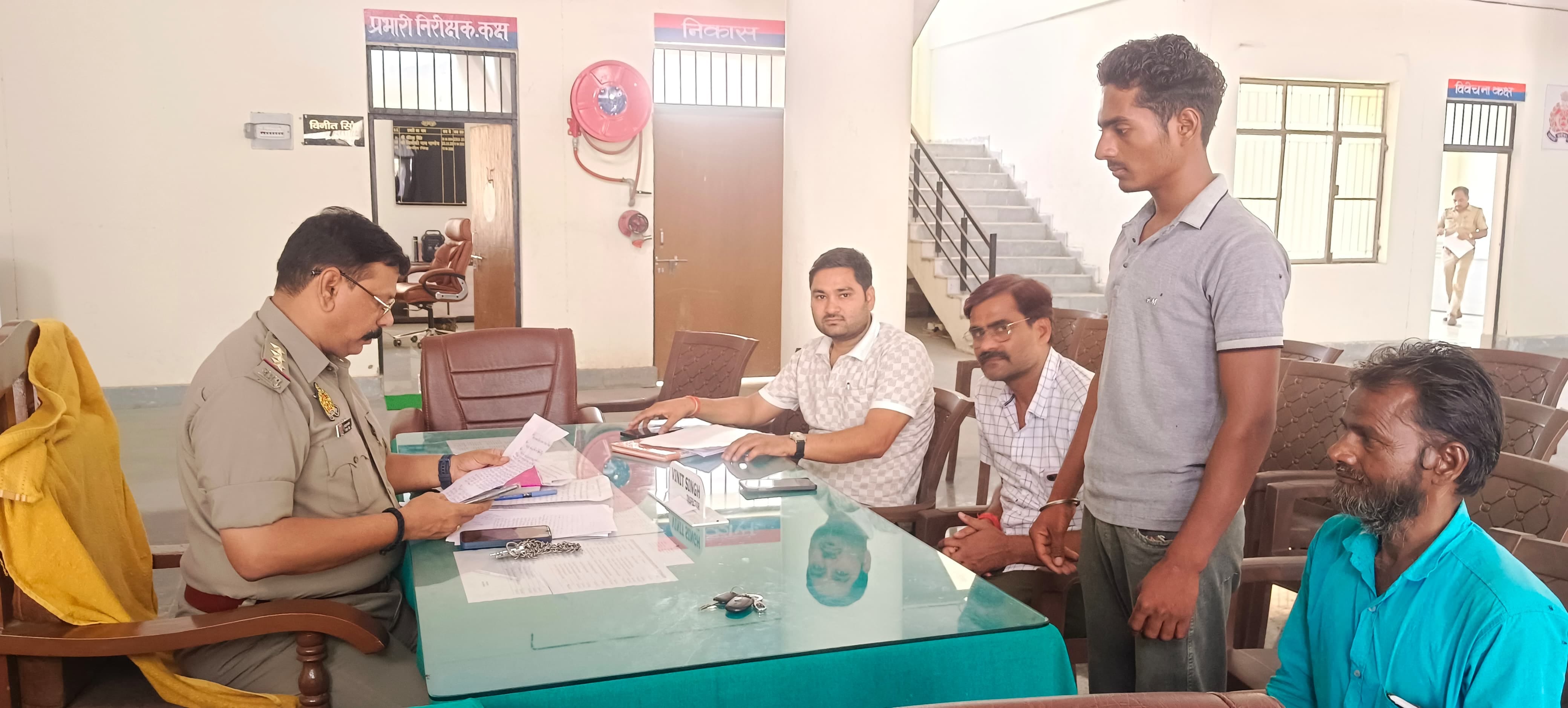 मंझनपुर थाने में आयोजित समाधान दिवस में मौजूद फरियादी और पुलिस अधिकारी। संवाद मंझनपुर थाने में आयोजित समाधान दिवस में मौजूद फरियादी और पुलिस अधिकारी। संवाद