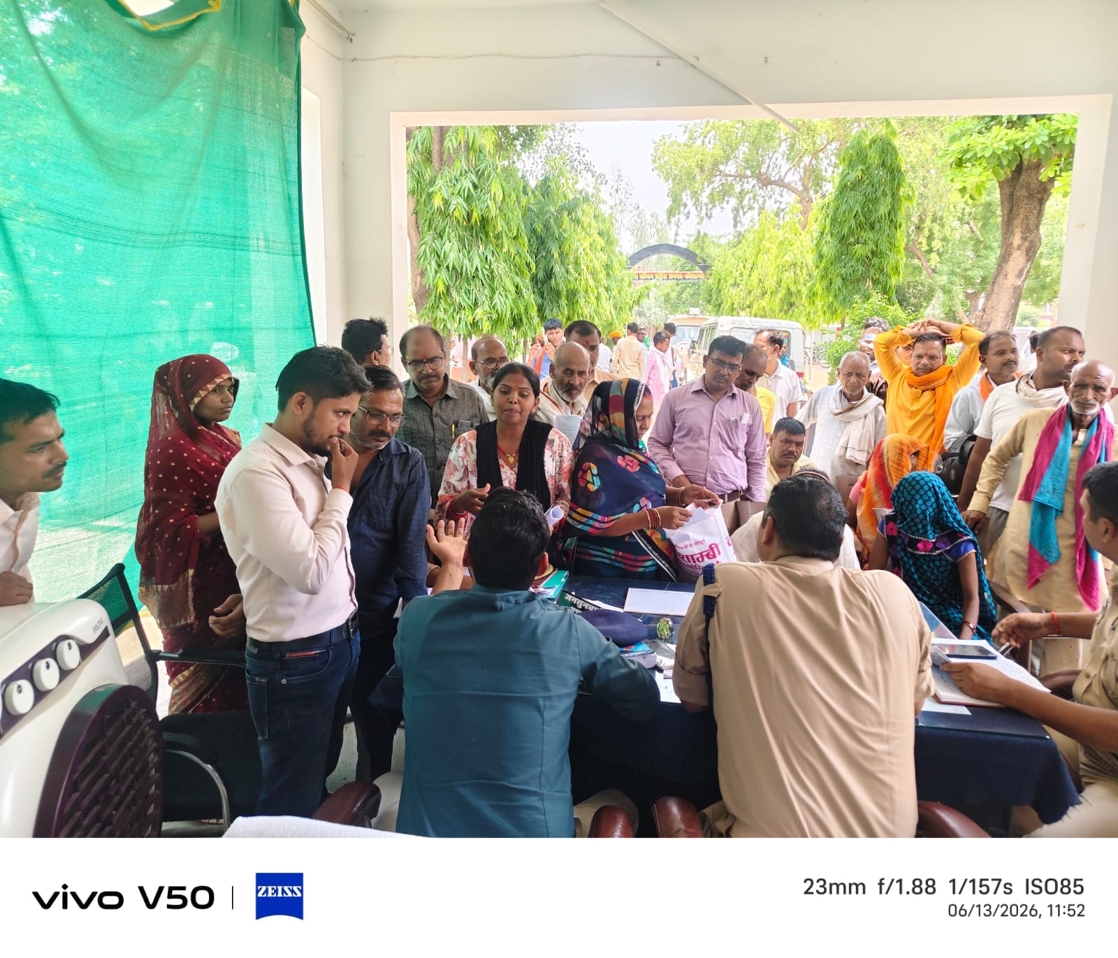 मंझनपुर थाने में आयोजित समाधान दिवस में मौजूद फरियादी और पुलिस अधिकारी। संवाद मंझनपुर थाने में आयोजित समाधान दिवस में मौजूद फरियादी और पुलिस अधिकारी। संवाद