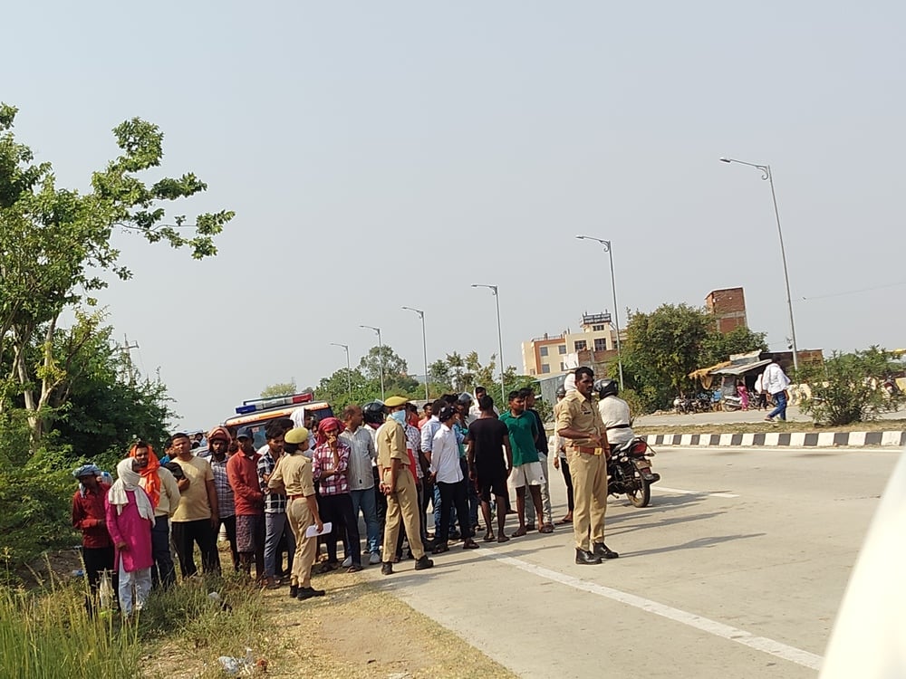 मिश्रा बाध में अज्ञात महिला का शव मिलने की सूचना पर देखने को पहुंचे लोग मिश्रा बाध में अज्ञात महिला का शव मिलने की सूचना पर देखने को पहुंचे लोग