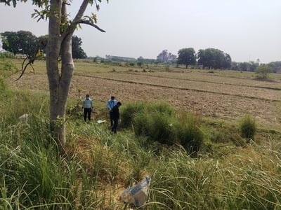 मिश्रा बाध में अज्ञात महिला का शव मिलने की सूचना पर देखने को पहुंचे लोग मिश्रा बाध में अज्ञात महिला का शव मिलने की सूचना पर देखने को पहुंचे लोग