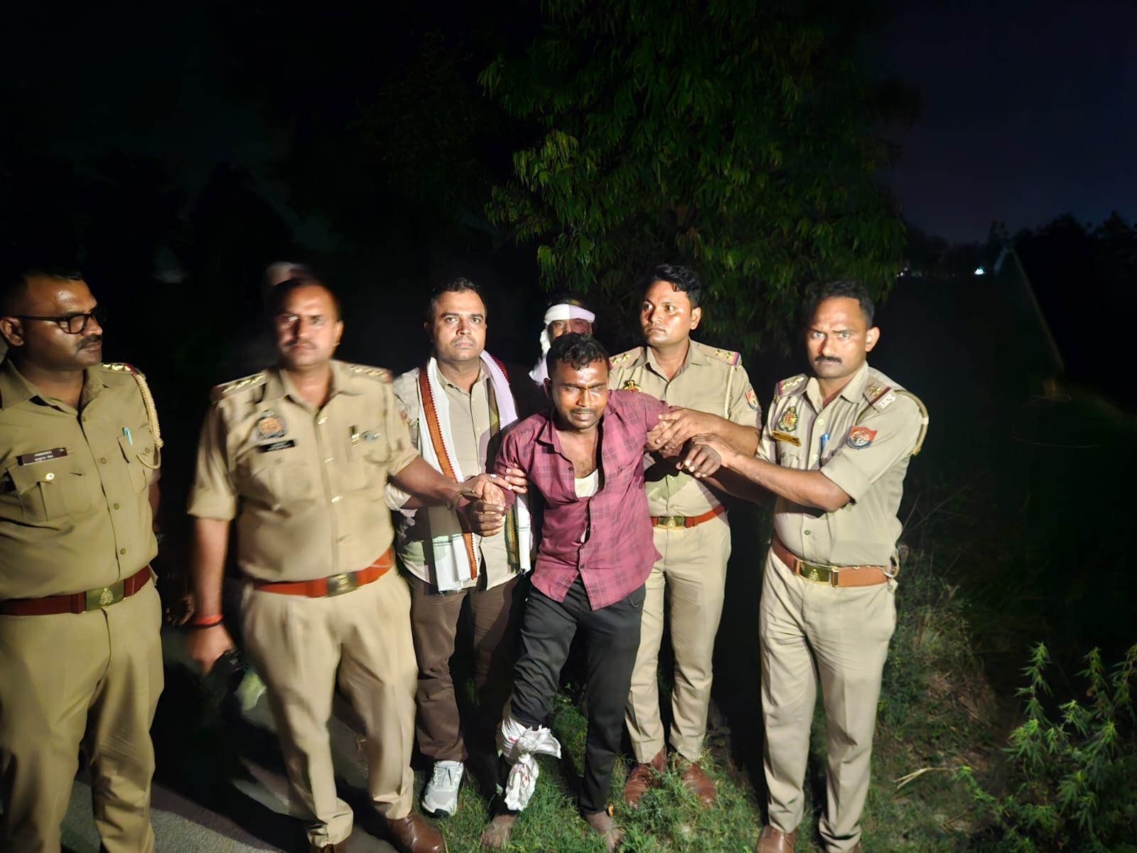 मुठभेड़ में घायल बदमाश को ले जाते पुलिसकर्मी व माैके पर पड़ी बाइक। स्रोत : पुलिस मीडिया सेल