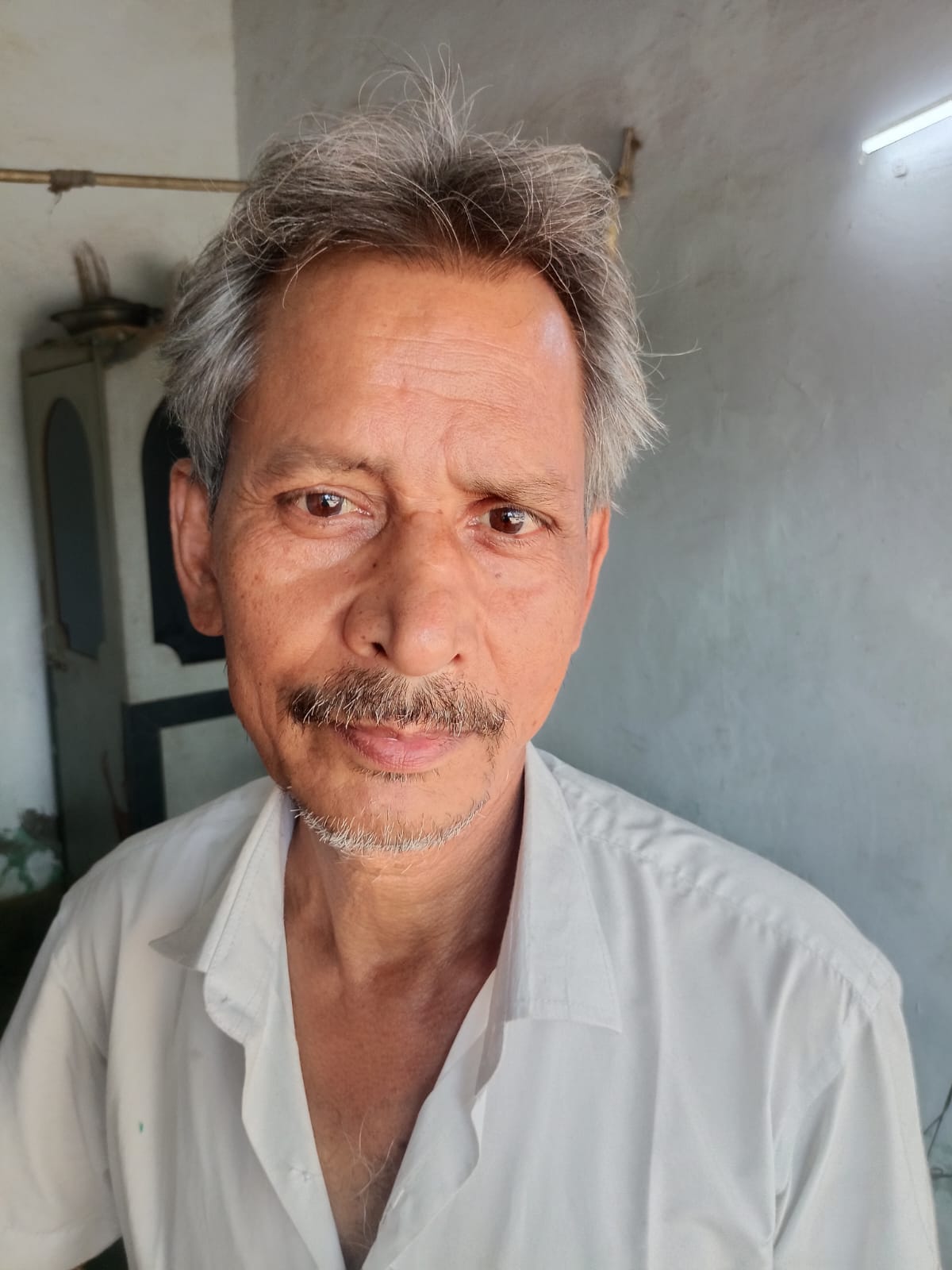 नगर पंचायत सिराथू के शिवाला पर वार्ड में मकान की छत पर टिका जर्जर विद्युत पोल- संवाद नगर पंचायत सिराथू के शिवाला पर वार्ड में मकान की छत पर टिका जर्जर विद्युत पोल- संवाद