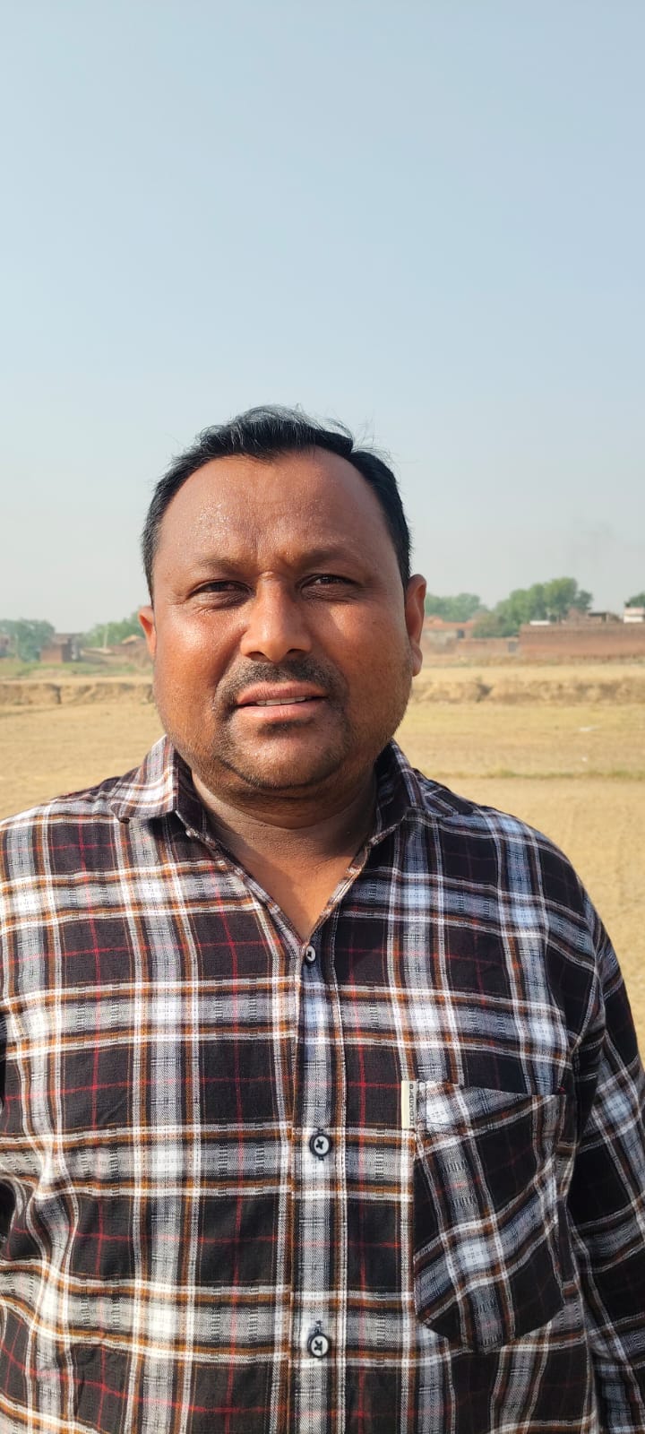 नगर पंचायत सिराथू के शिवाला पर वार्ड में मकान की छत पर टिका जर्जर विद्युत पोल- संवाद नगर पंचायत सिराथू के शिवाला पर वार्ड में मकान की छत पर टिका जर्जर विद्युत पोल- संवाद