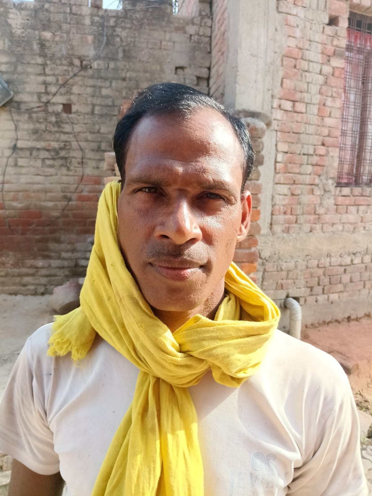 नगर पंचायत सिराथू के शिवाला पर वार्ड में मकान की छत पर टिका जर्जर विद्युत पोल- संवाद नगर पंचायत सिराथू के शिवाला पर वार्ड में मकान की छत पर टिका जर्जर विद्युत पोल- संवाद