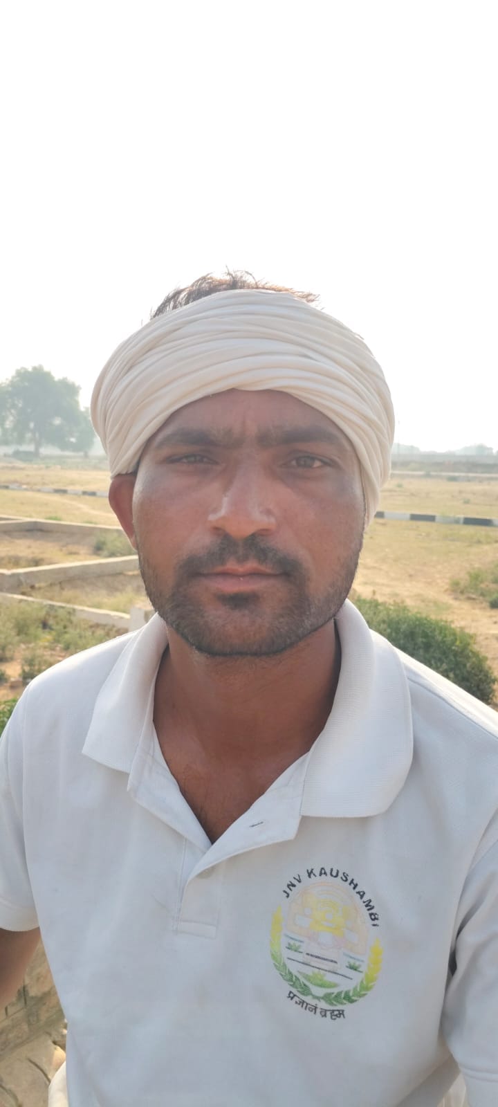 नगर पंचायत सिराथू के शिवाला पर वार्ड में मकान की छत पर टिका जर्जर विद्युत पोल- संवाद नगर पंचायत सिराथू के शिवाला पर वार्ड में मकान की छत पर टिका जर्जर विद्युत पोल- संवाद