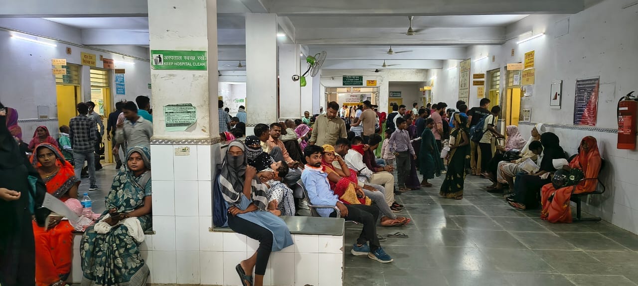 ओपीडी में मरीज को देखतीं डाॅ. विशाखा दीक्षित । स्रोत:  डॉक्टर