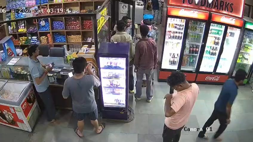 पुलिस घायल बदमाश को अस्पताल में उपचार के लिए लेकर पहुंची। संवाद