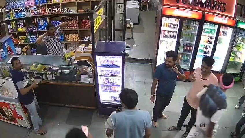पुलिस घायल बदमाश को अस्पताल में उपचार के लिए लेकर पहुंची। संवाद