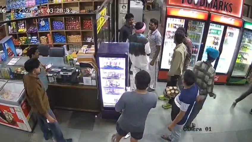 पुलिस घायल बदमाश को अस्पताल में उपचार के लिए लेकर पहुंची। संवाद