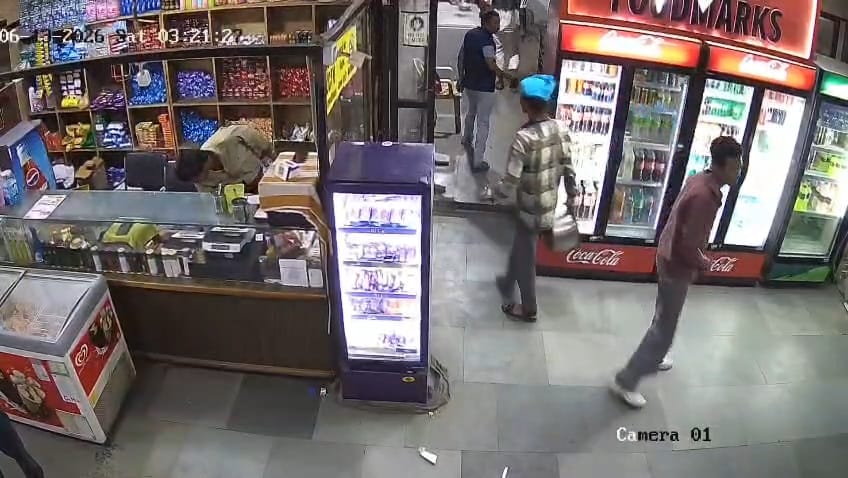 पुलिस घायल बदमाश को अस्पताल में उपचार के लिए लेकर पहुंची। संवाद