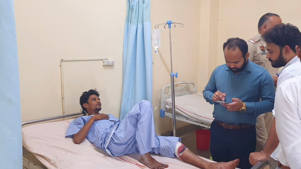 पुलिस घायल बदमाश को अस्पताल में उपचार के लिए लेकर पहुंची। संवाद