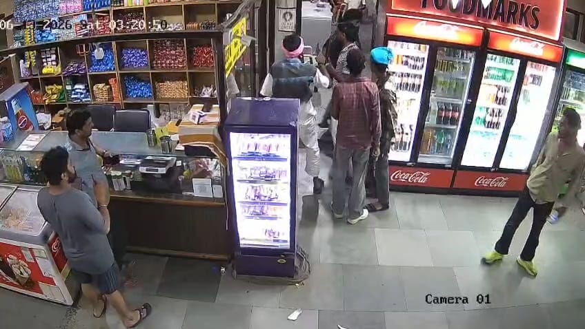 पुलिस घायल बदमाश को अस्पताल में उपचार के लिए लेकर पहुंची। संवाद