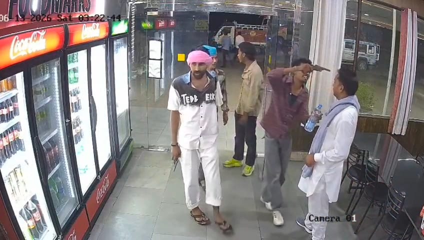 पुलिस घायल बदमाश को अस्पताल में उपचार के लिए लेकर पहुंची। संवाद