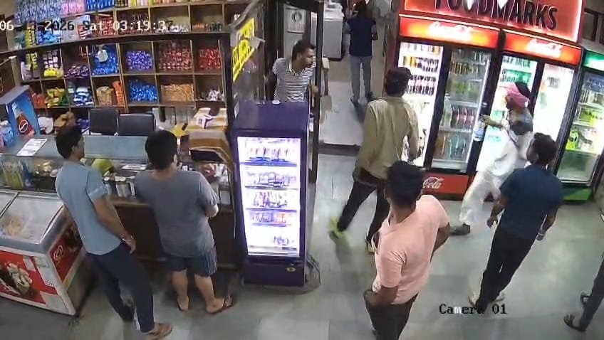 पुलिस घायल बदमाश को अस्पताल में उपचार के लिए लेकर पहुंची। संवाद
