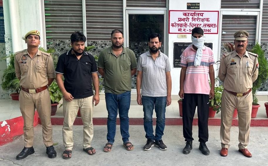 पुलिस की गिरफ्त में आरोपी। पुलिस की गिरफ्त में आरोपी।