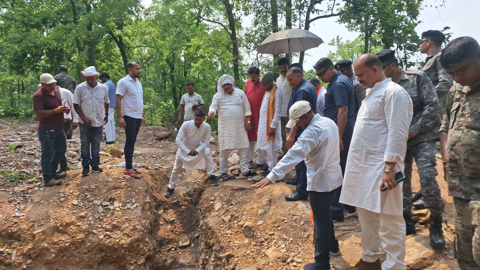 परिजनों से बात करते नेता प्रतिपक्ष बाबूलाल मरांडी