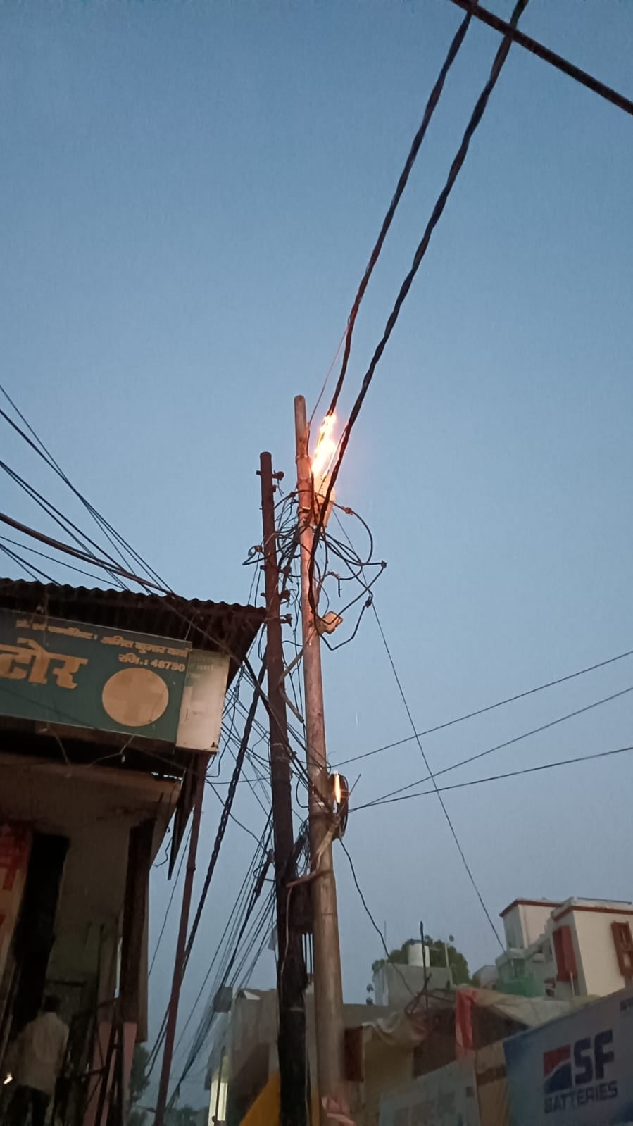 पेड़ गिरने से क्षतिग्रस्त बिजली के तार एवं आवागमन में हुई दिक्कत एवं अहिबरनपुर उपकेंद्र का फॉल् पेड़ गिरने से क्षतिग्रस्त बिजली के तार एवं आवागमन में हुई दिक्कत एवं अहिबरनपुर उपकेंद्र का फॉल्