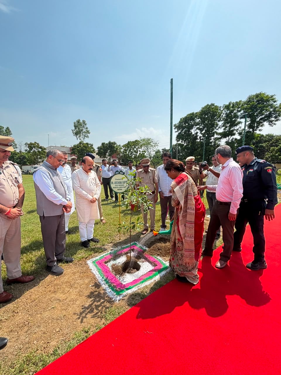रादौर में पहुंचने पर प्रदेश अध्यक्षा डॉ. अर्चना गुप्ता का स्वागत करते मंत्री व समाज के लोग। प्र