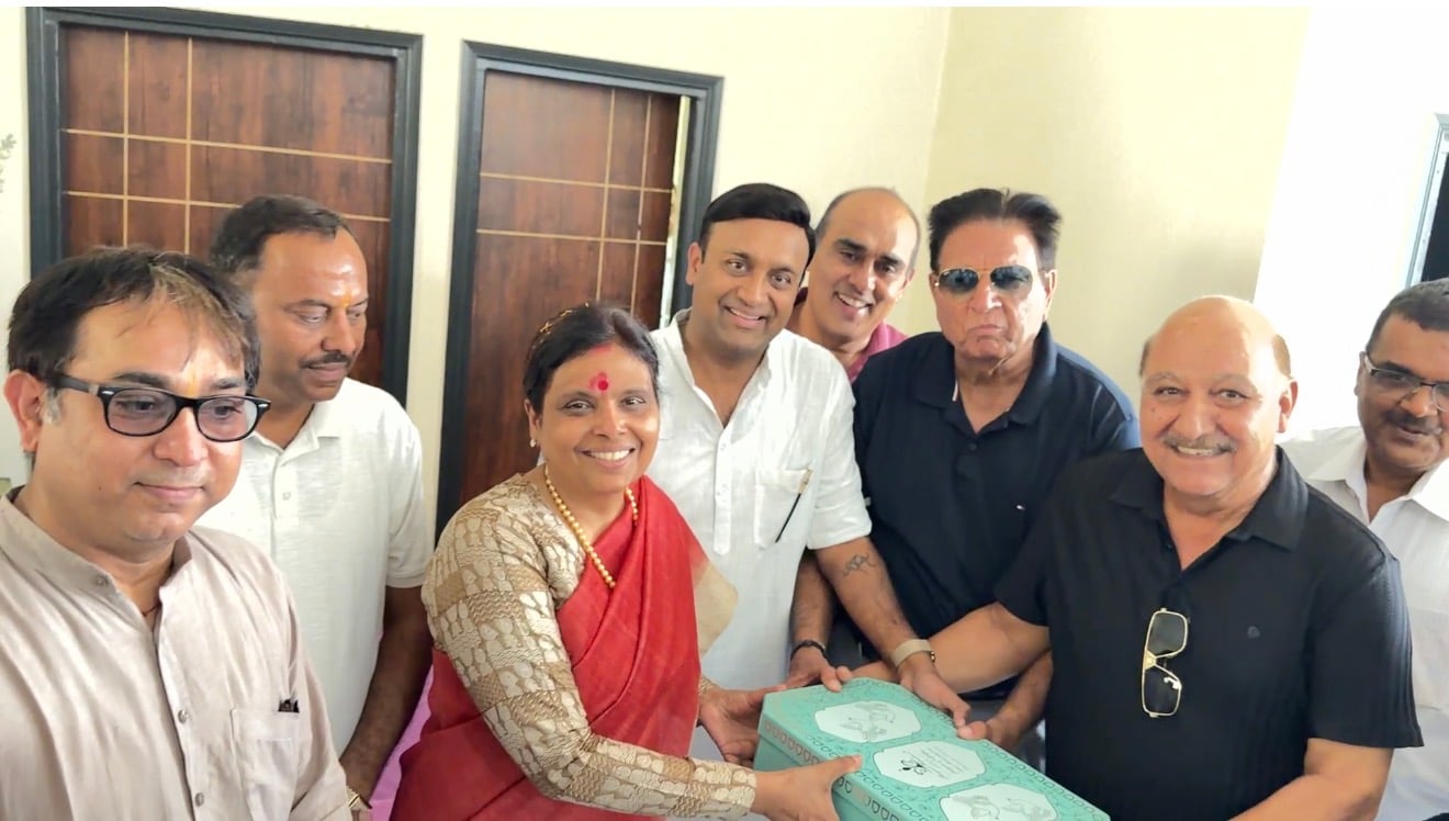 रादौर में पहुंचने पर प्रदेश अध्यक्षा डॉ. अर्चना गुप्ता का स्वागत करते मंत्री व समाज के लोग। प्र