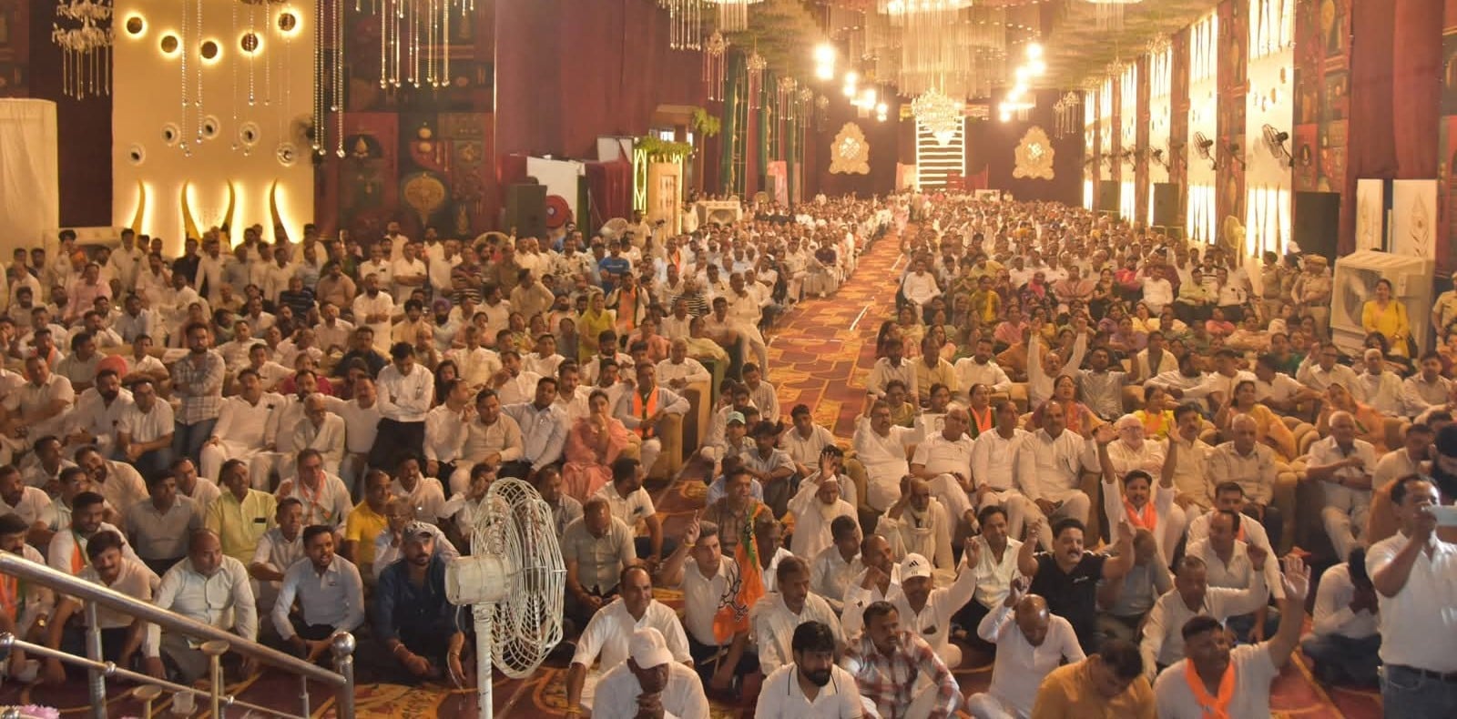 रादौर में पहुंचने पर प्रदेश अध्यक्षा डॉ. अर्चना गुप्ता का स्वागत करते मंत्री व समाज के लोग। प्र