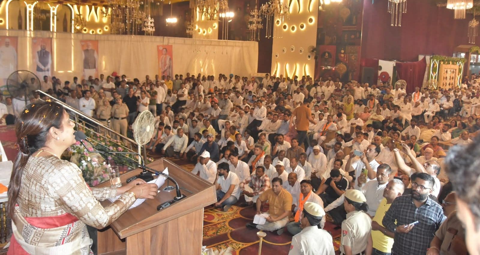 रादौर में पहुंचने पर प्रदेश अध्यक्षा डॉ. अर्चना गुप्ता का स्वागत करते मंत्री व समाज के लोग। प्र