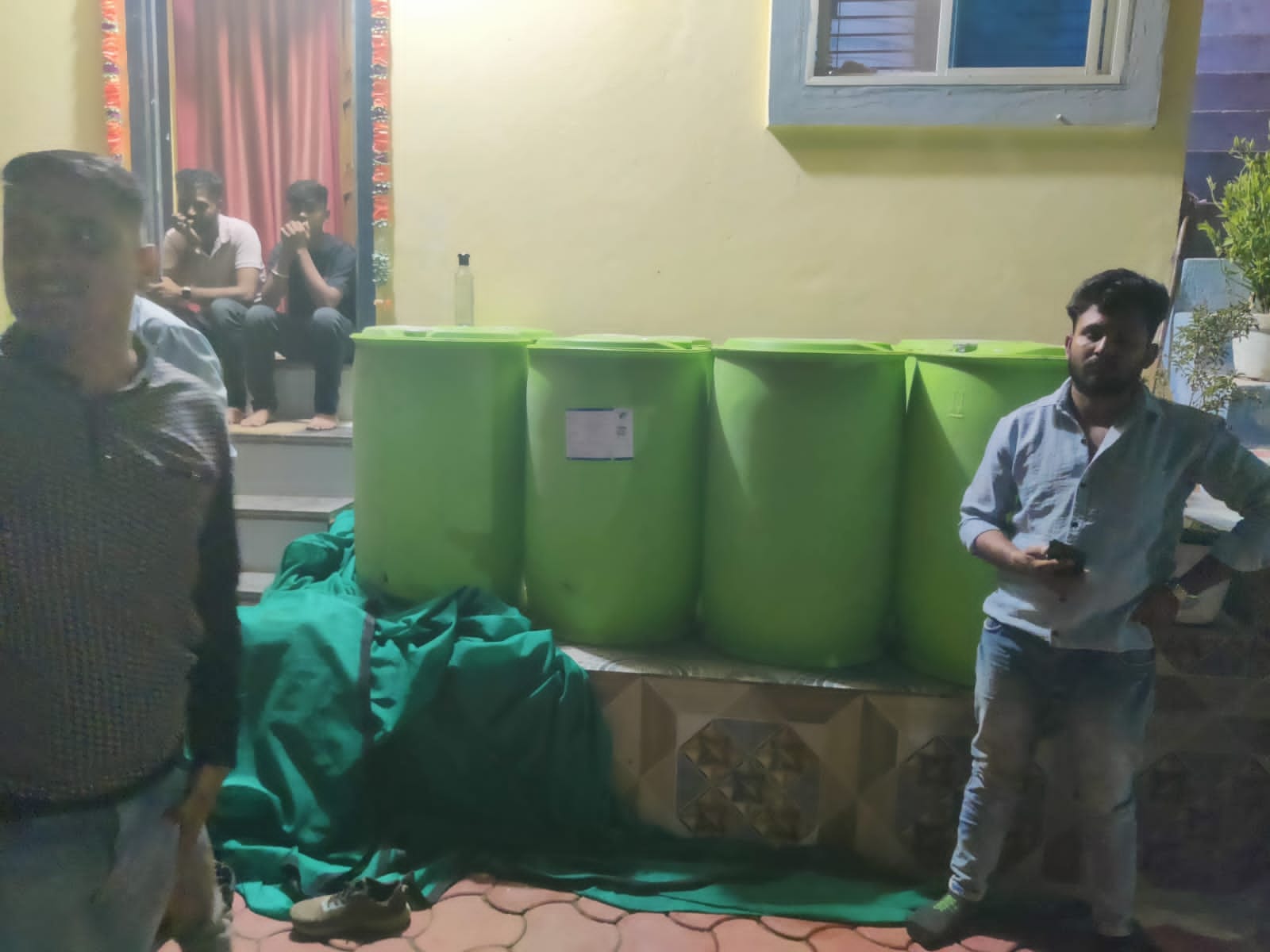 सीहोर के एक पेट्रोल पंप पर बड़ी संख्या में केनों में डीजल दिया जा रहा सीहोर के एक पेट्रोल पंप पर बड़ी संख्या में केनों में डीजल दिया जा रहा