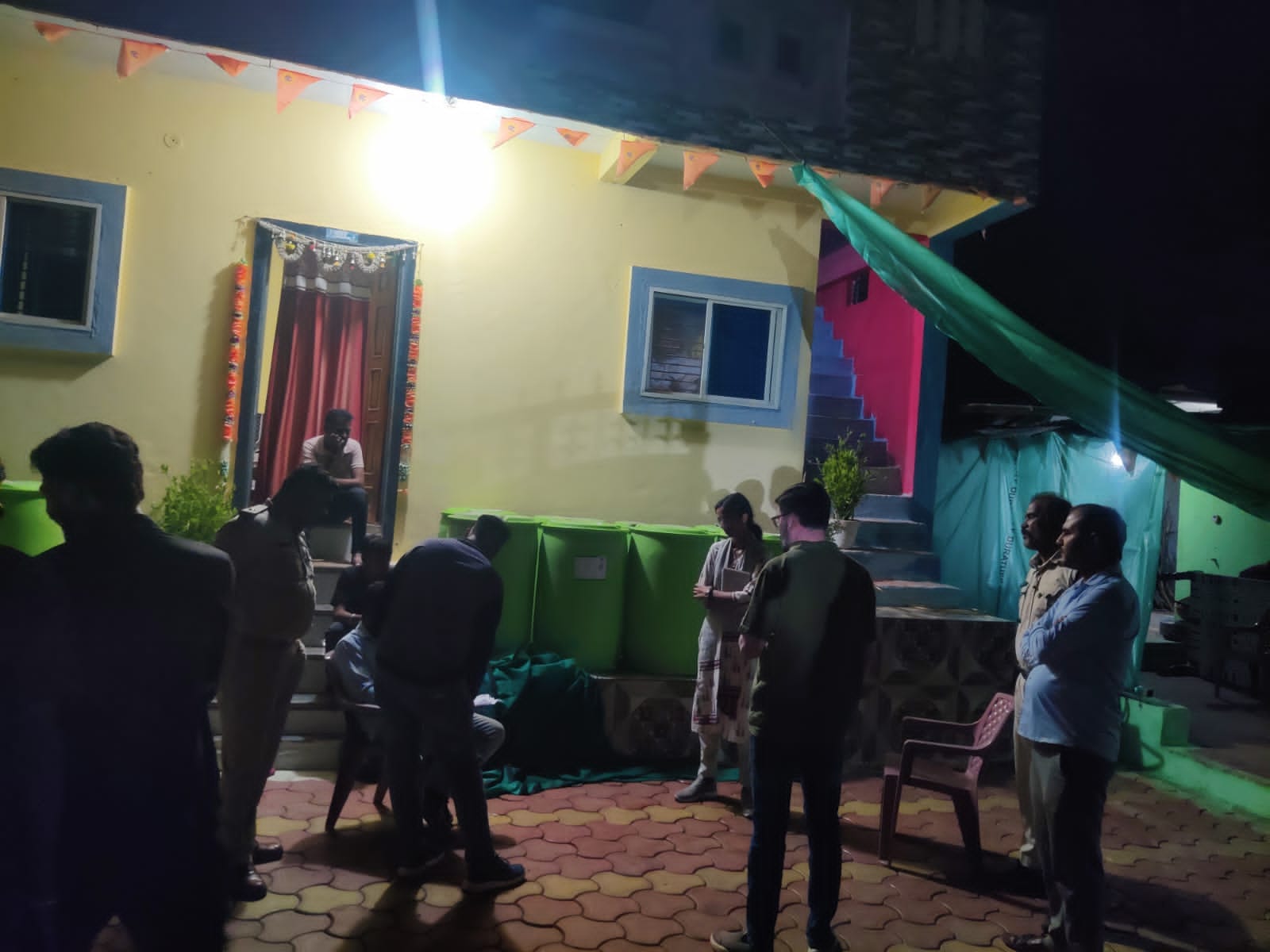 सीहोर के एक पेट्रोल पंप पर बड़ी संख्या में केनों में डीजल दिया जा रहा सीहोर के एक पेट्रोल पंप पर बड़ी संख्या में केनों में डीजल दिया जा रहा