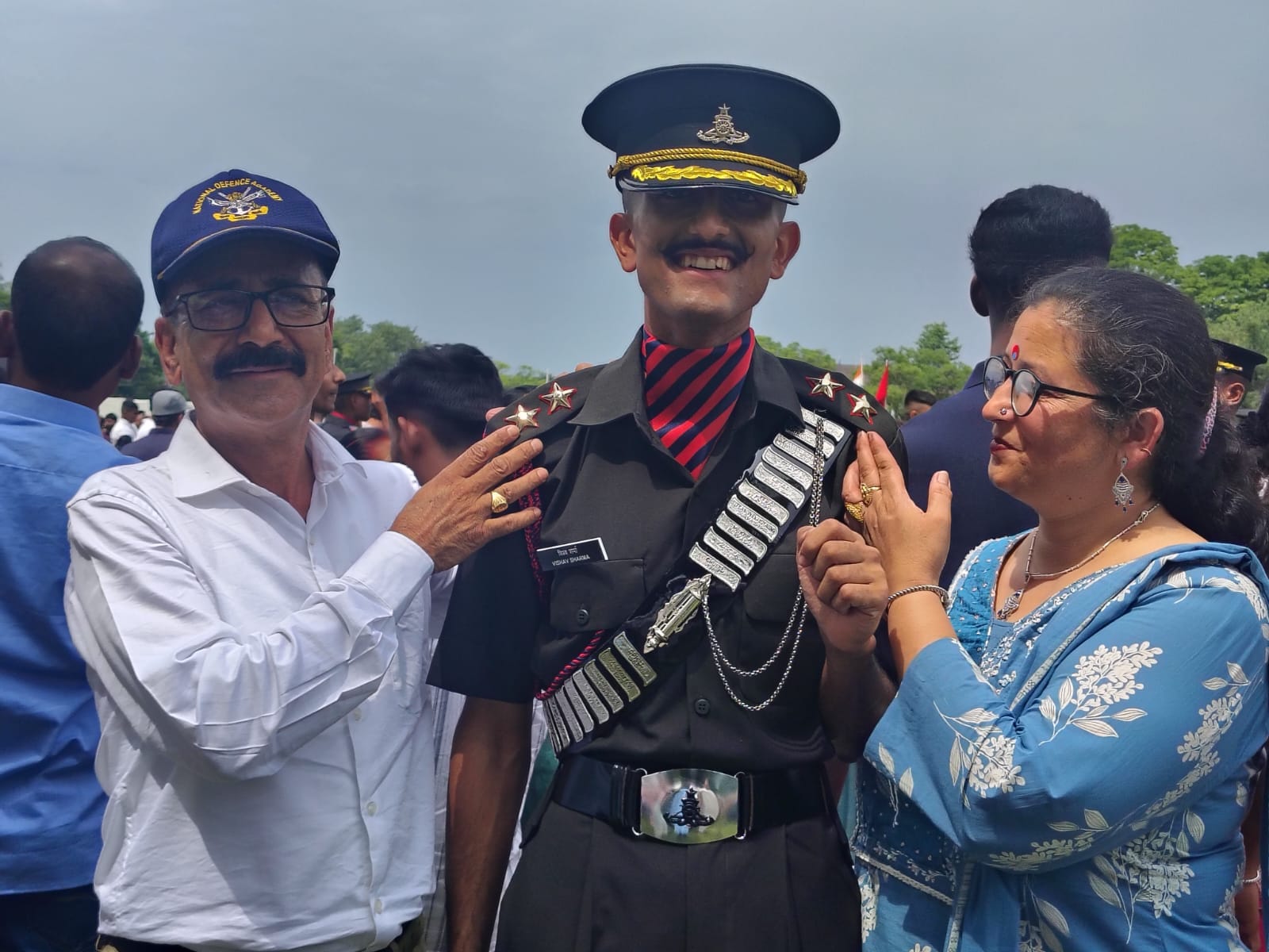 सेना में लेफ्टिनेंट बने रजियाना के गौरव अपने परिजनों के साथ। स्रोत: परिजन