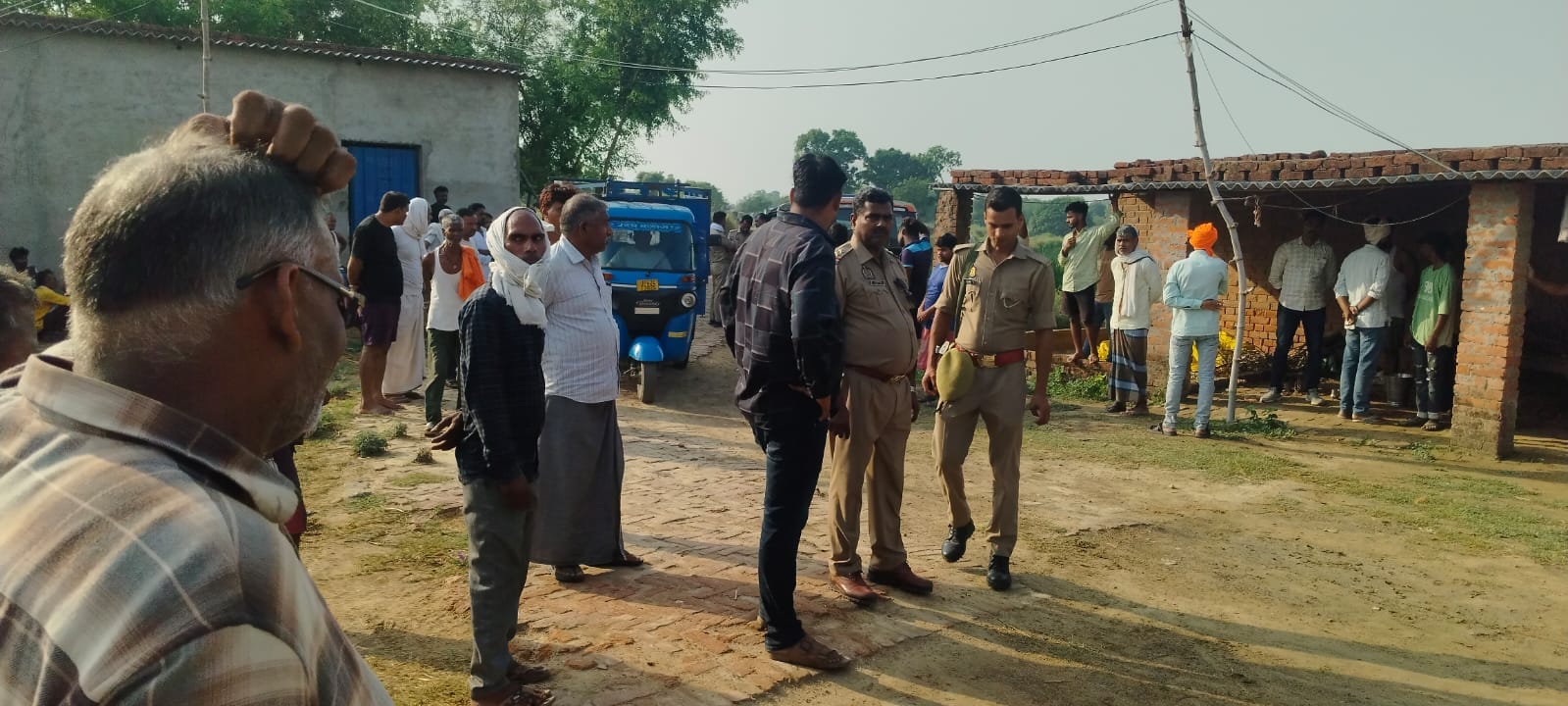 सिरकोनी, घटना स्थल पर जांच करती पुलिस व जुटी लोगों की भीड़। स्रोत-सोशल मीडिया सिरकोनी, घटना स्थल पर जांच करती पुलिस व जुटी लोगों की भीड़। स्रोत-सोशल मीडिया