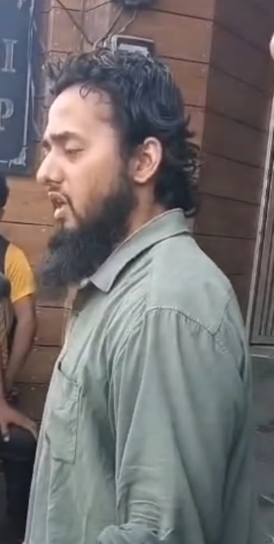 सोशल मीडिया पर बिना दाढ़ी वाली आयुष मलिक की वायरल फोटो। स्रोत वीडियोग्रेब सोशल मीडिया पर बिना दाढ़ी वाली आयुष मलिक की वायरल फोटो। स्रोत वीडियोग्रेब