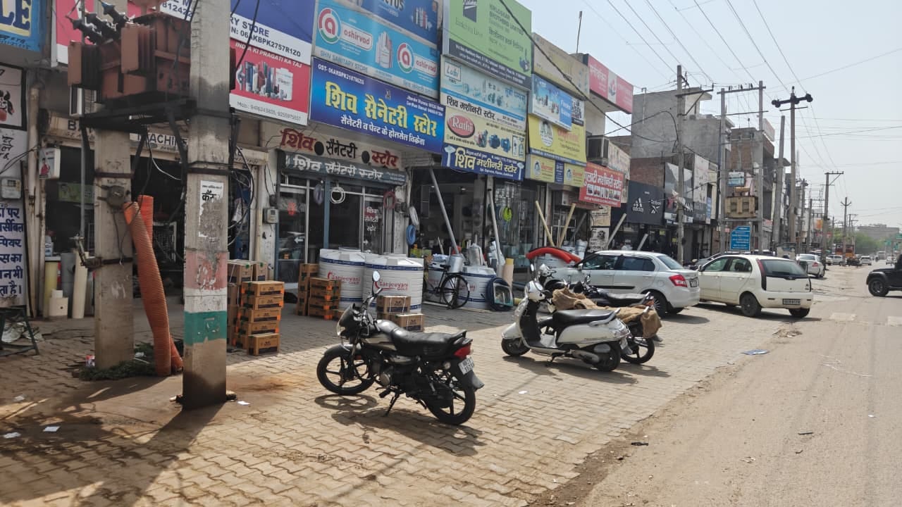 शहर के सिरसा-हिसार रोड पर दुकान के बाहर रखे टायर। संवाद शहर के सिरसा-हिसार रोड पर दुकान के बाहर रखे टायर। संवाद