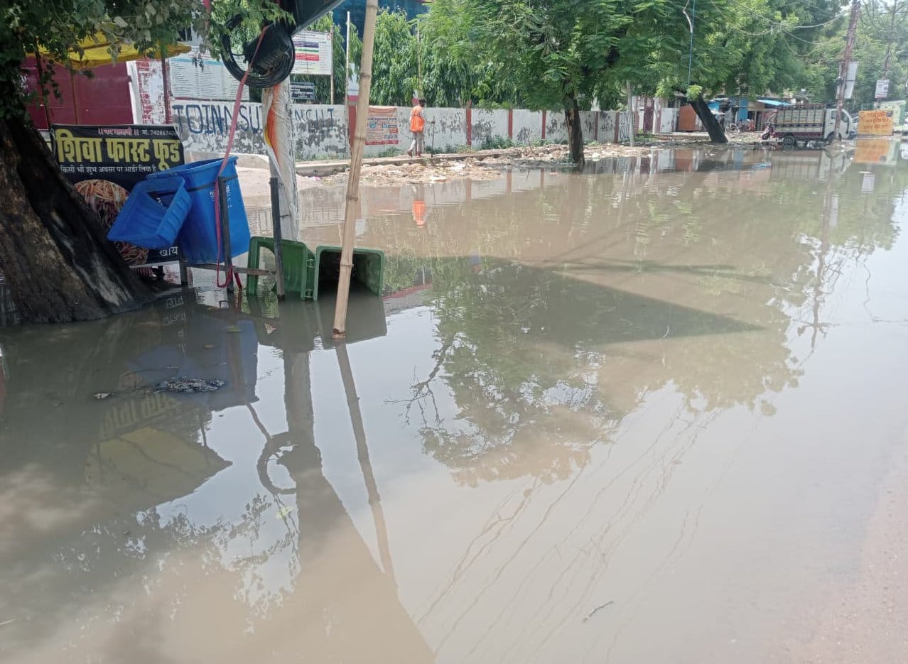 शनिवार को सुबह हुई जोरदार बारिश से मेडिकल कॉलेज में पैथालॉजी के सामने भरा पानी। संवाद शनिवार को सुबह हुई जोरदार बारिश से मेडिकल कॉलेज में पैथालॉजी के सामने भरा पानी। संवाद
