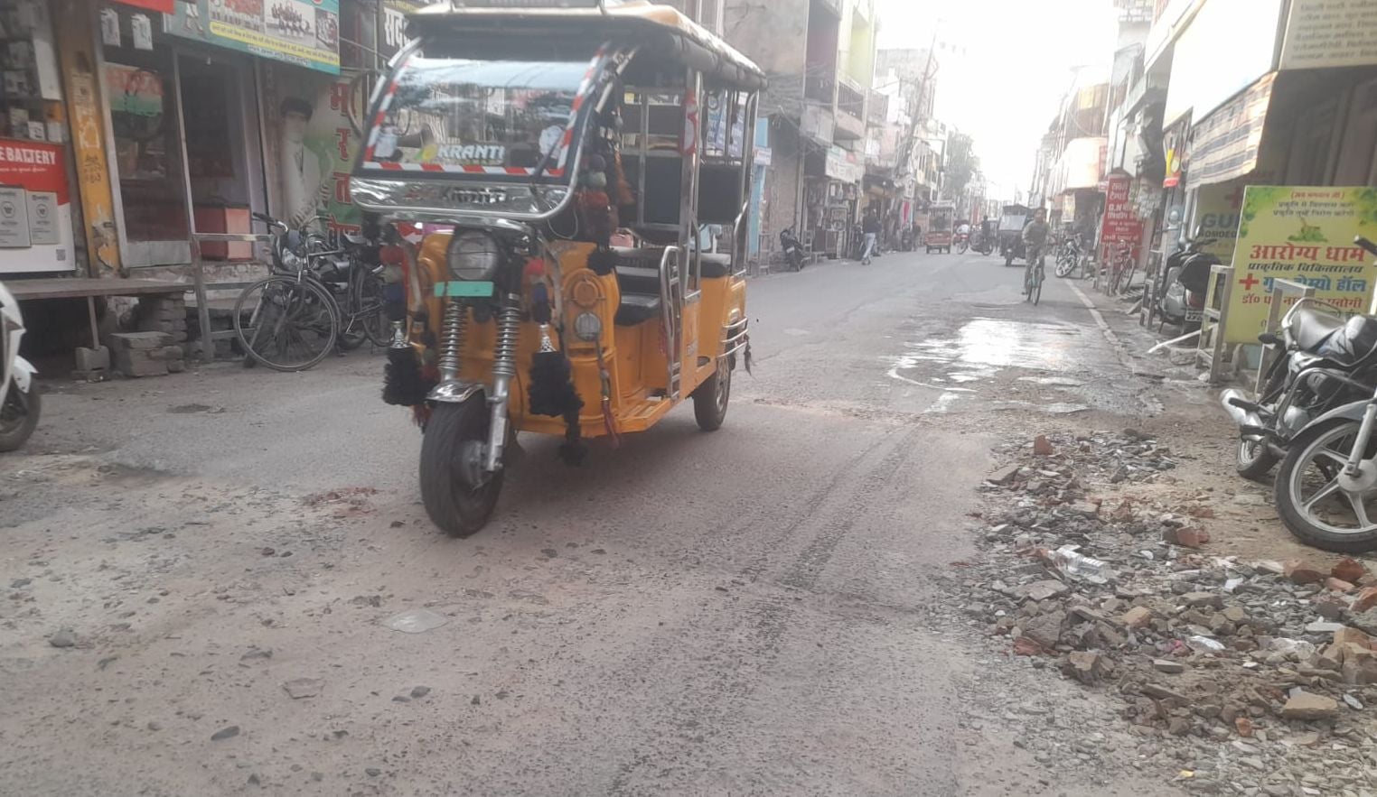 टाउनहॉल स्थित कवि तिराहा पर सड़क उखड़ी होने से मुश्किल से वाहन निकल पाते हैं। संवाद