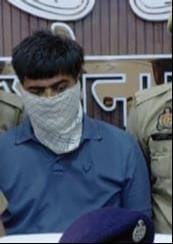 ठगी मामले में गिरफ्तार आरोपी के घर पूछताछ करने पहुंची पुलिस। संवाद ठगी मामले में गिरफ्तार आरोपी के घर पूछताछ करने पहुंची पुलिस। संवाद