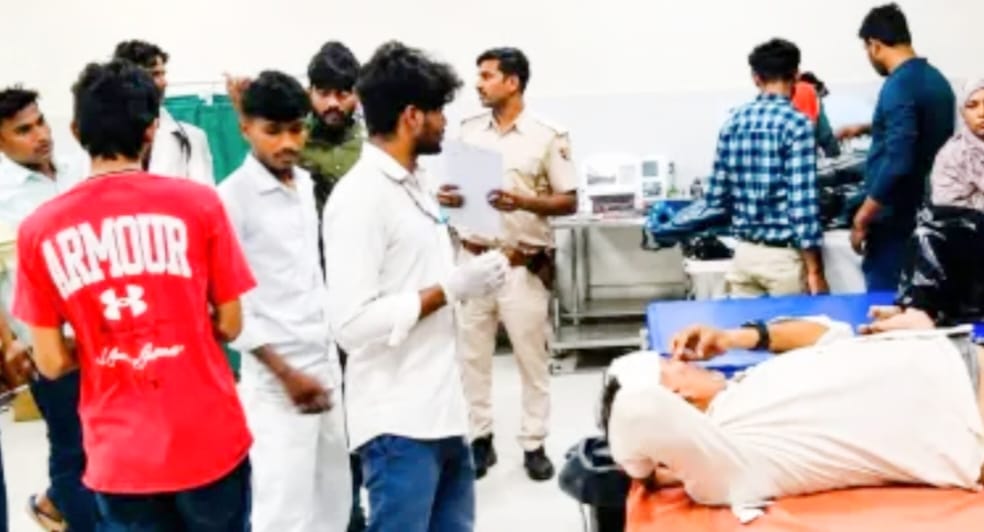दौसा सड़क हादसे में घायल को अस्पताल में ले जाते