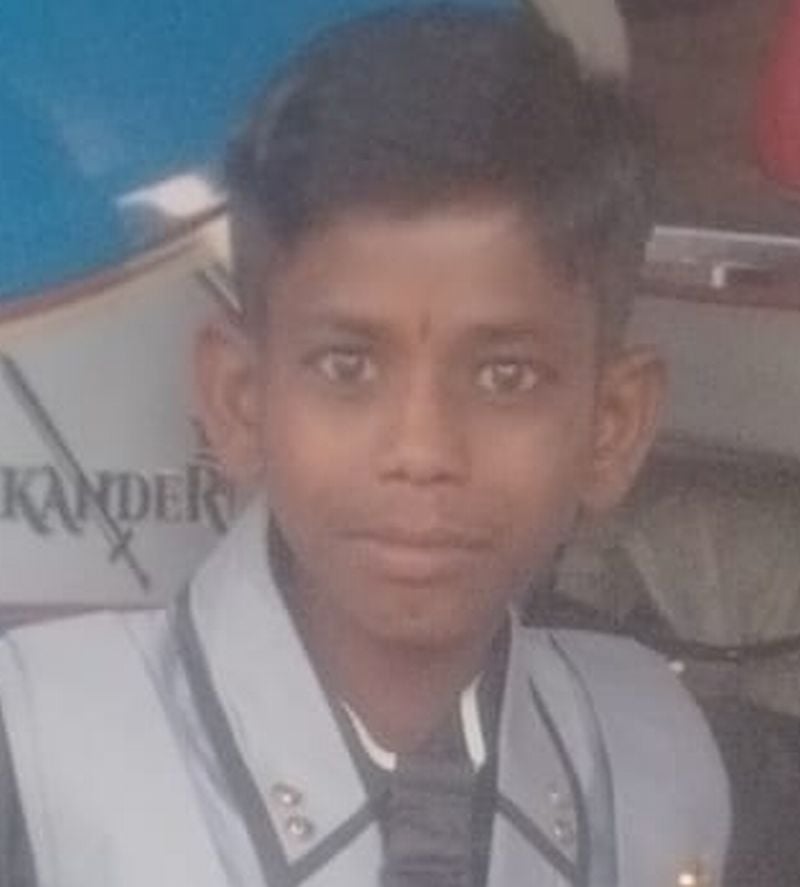 दातागंज के गांव बक्सेना में ़ृ साल के बाल की मौत के बाद विलाप करती परिवार की महिलाएं। संवाद