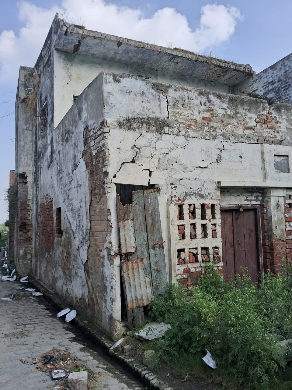 उझानी में जर्जर भवन। संवाद