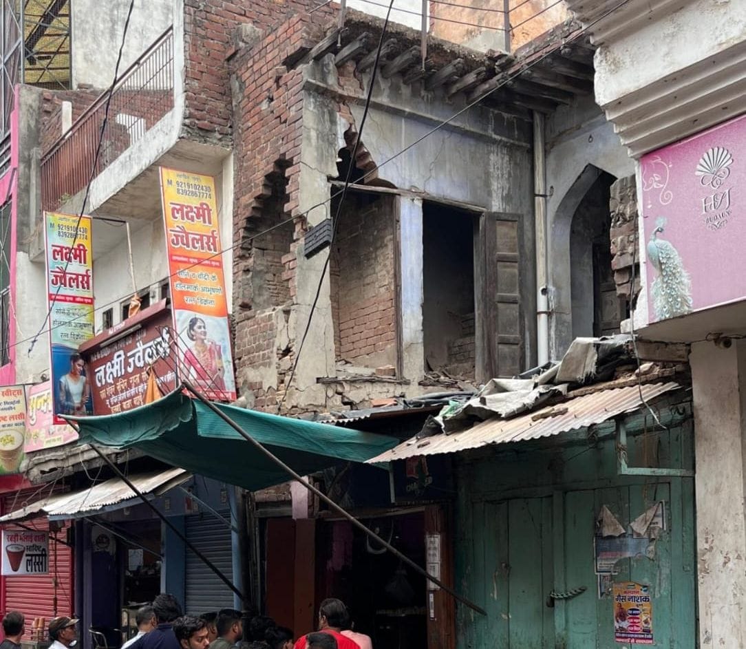 उझानी में जर्जर भवन। संवाद
