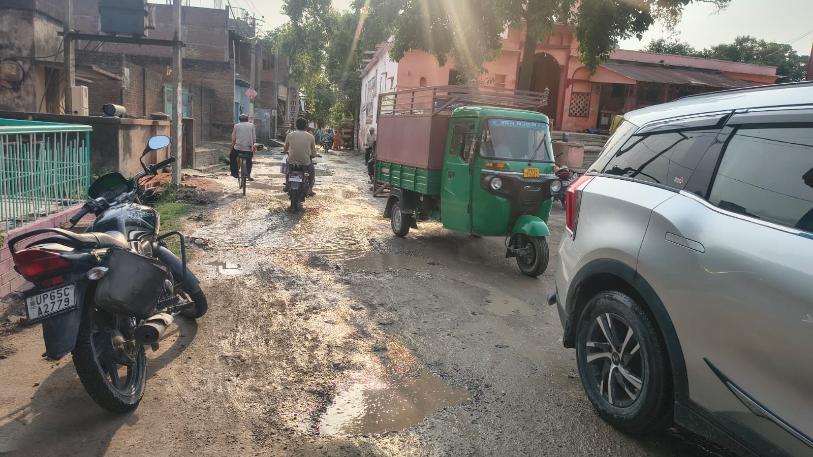 विंध्याचल में आंधी के दौरान दुकान के सामने लगी पन्नियां समेटता दुकानदार।- संवाद।