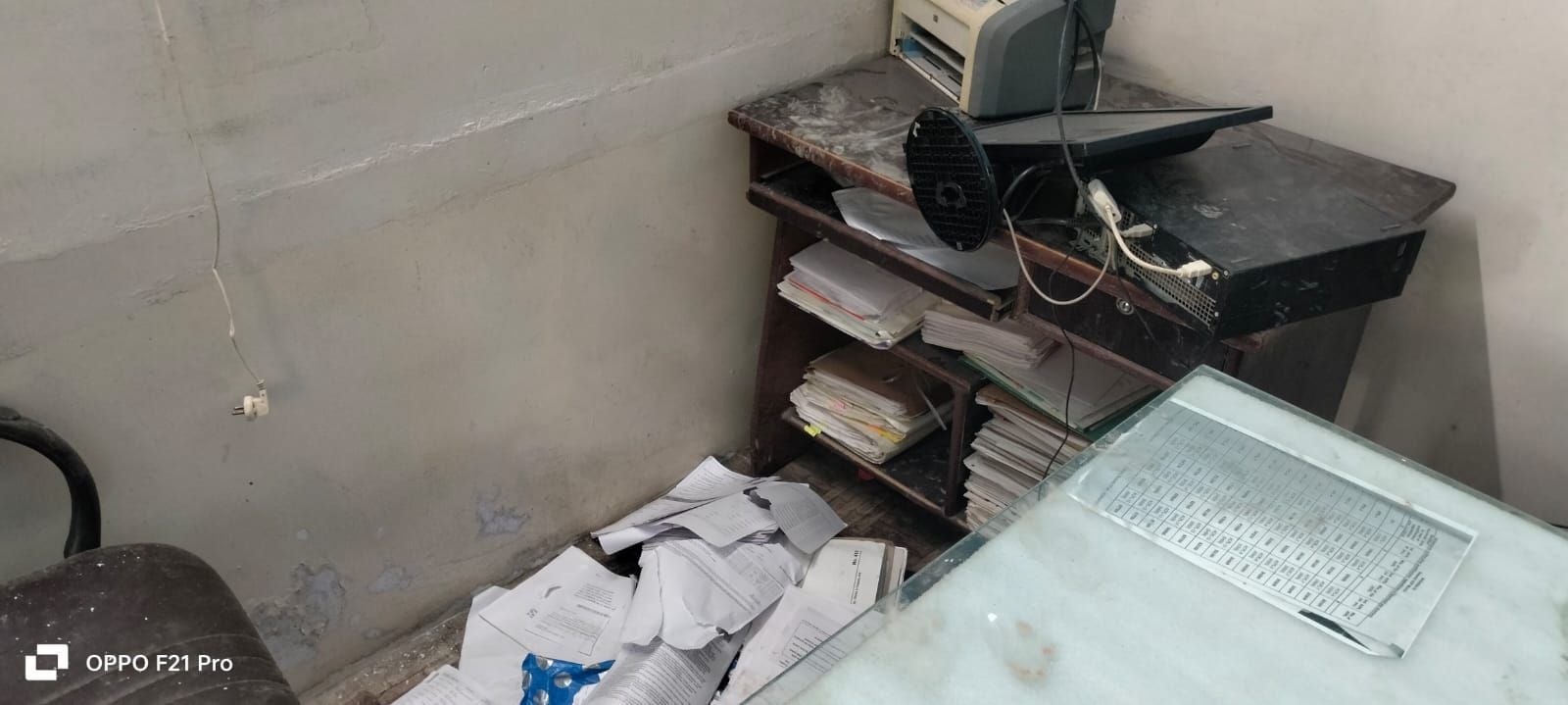15जेएनडी03: नागरिक अस्पताल में बंदरों द्वारा नष्ट किया गया अकाउंट ब्रांच का रिकार्ड। स्रोत: कर्