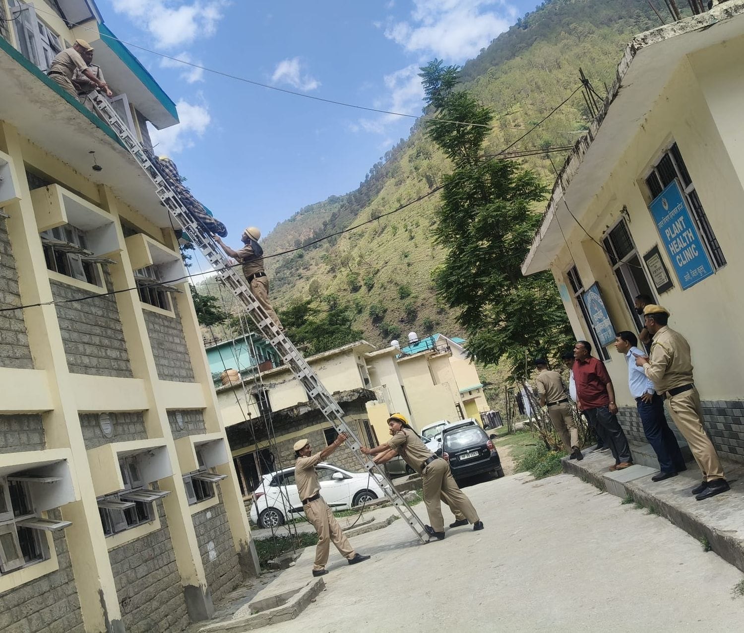 आनी में आपदा के वक्त राहत कार्यों को अंजाम देने का पूर्वाभ्यास करते सुरक्षा और स्वास्थ्य कर्मी। आनी में आपदा के वक्त राहत कार्यों को अंजाम देने का पूर्वाभ्यास करते सुरक्षा और स्वास्थ्य कर्मी।