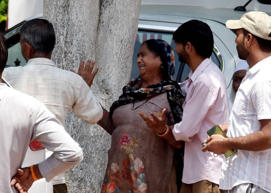 बेहट में शाकंभरी देवी रोड पर दुर्घटना के बाद खेत में उतरी बस। स्रोत:राहगीर बेहट में शाकंभरी देवी रोड पर दुर्घटना के बाद खेत में उतरी बस। स्रोत:राहगीर