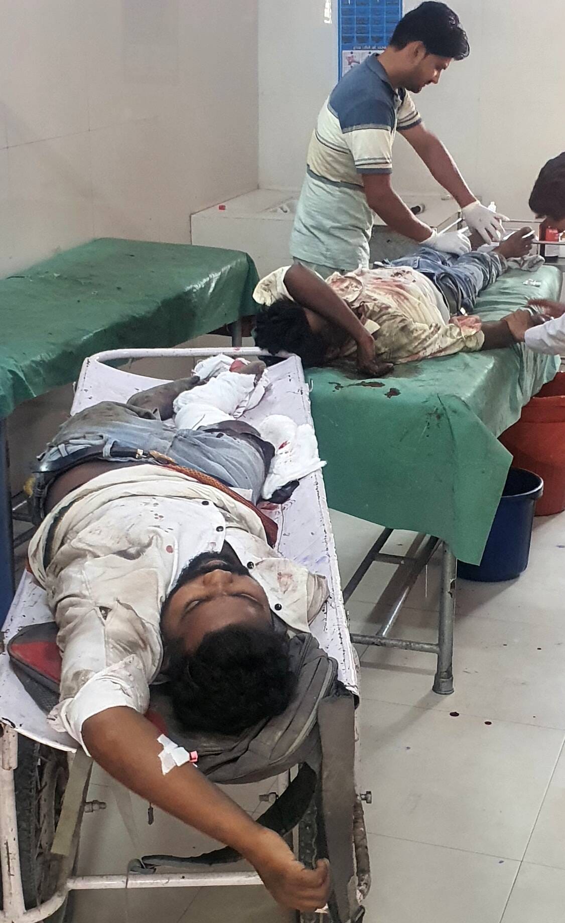 बेहट में शाकंभरी देवी रोड पर दुर्घटना के बाद खेत में उतरी बस। स्रोत:राहगीर बेहट में शाकंभरी देवी रोड पर दुर्घटना के बाद खेत में उतरी बस। स्रोत:राहगीर