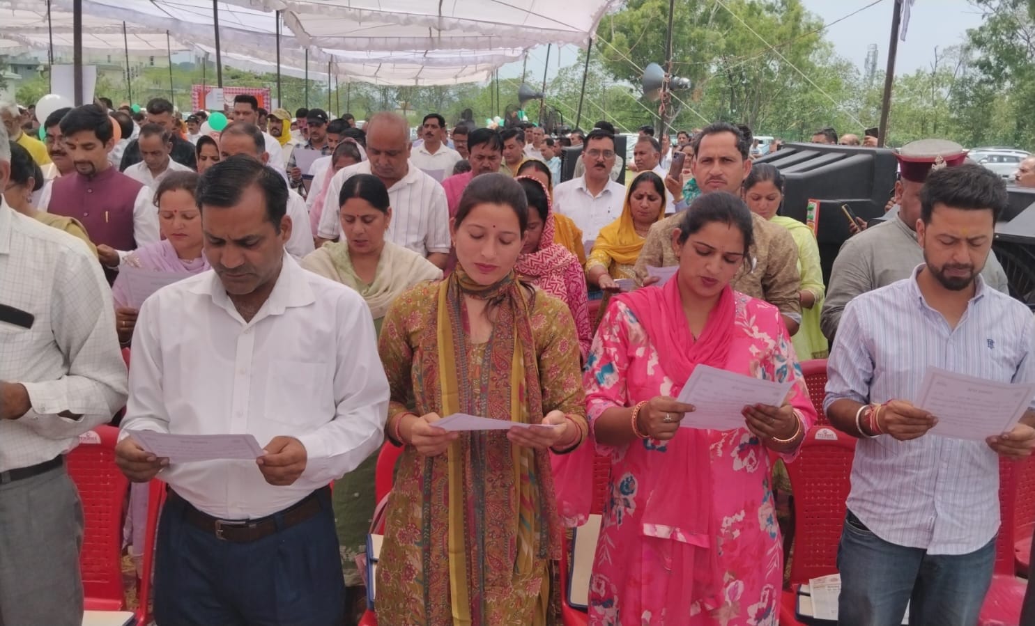 बड़ू में पंचायत प्रधान व उप प्रधान के शपथ ग्रहण समारोह में मंच पर उपस्थित मंत्री यादविंद्र गोमा