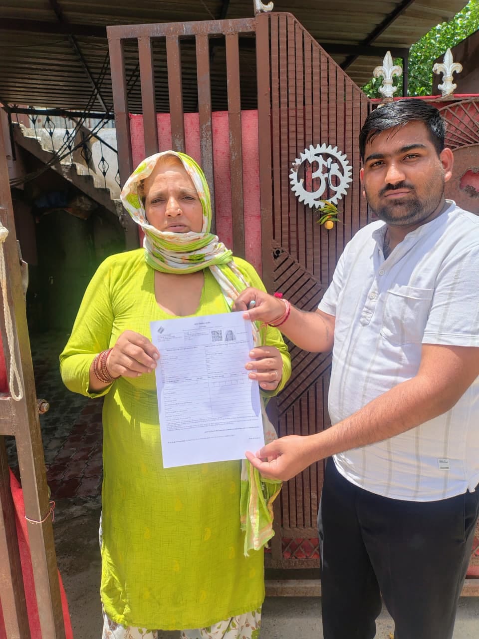 एसआईआर के तहत मतदाताओं का सत्यापन करते बीएलओ। स्रोत : प्रशासन