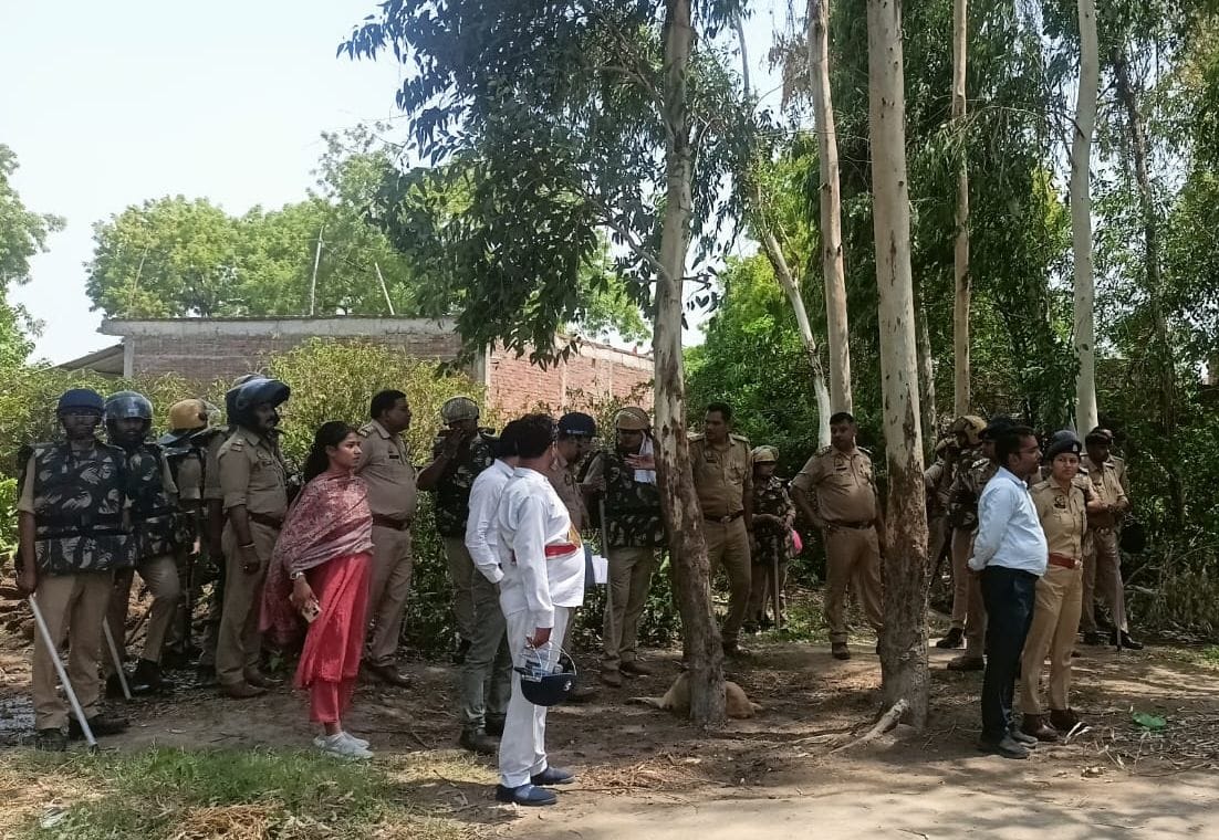 फोटो-1-इसुनिया गांव में खेल मैदान में बने मदरसे को गिराता बुलडोजर। संवाद