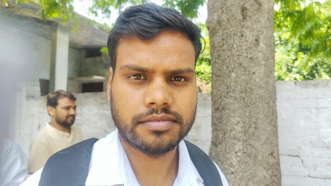 फोटो-10 बद्री विशाल कॉलेज में अभ्यर्थी की अंगूठी निकलवाती पुलिसकर्मी। संवाद फोटो-10 बद्री विशाल कॉलेज में अभ्यर्थी की अंगूठी निकलवाती पुलिसकर्मी। संवाद